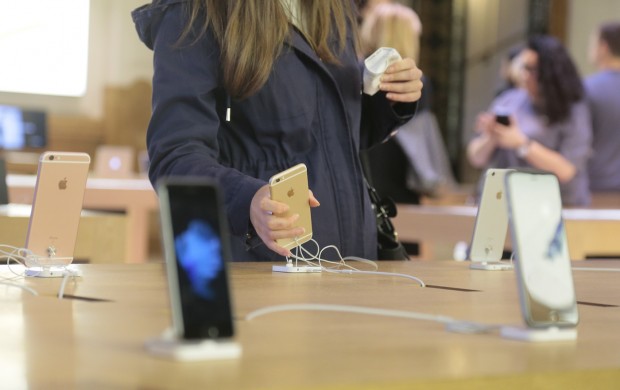 Apple được cho là đang tiếp tục thực hiện nâng cao các biện pháp bảo mật để iPhone không thể bẻ khóa được - Ảnh: AFP