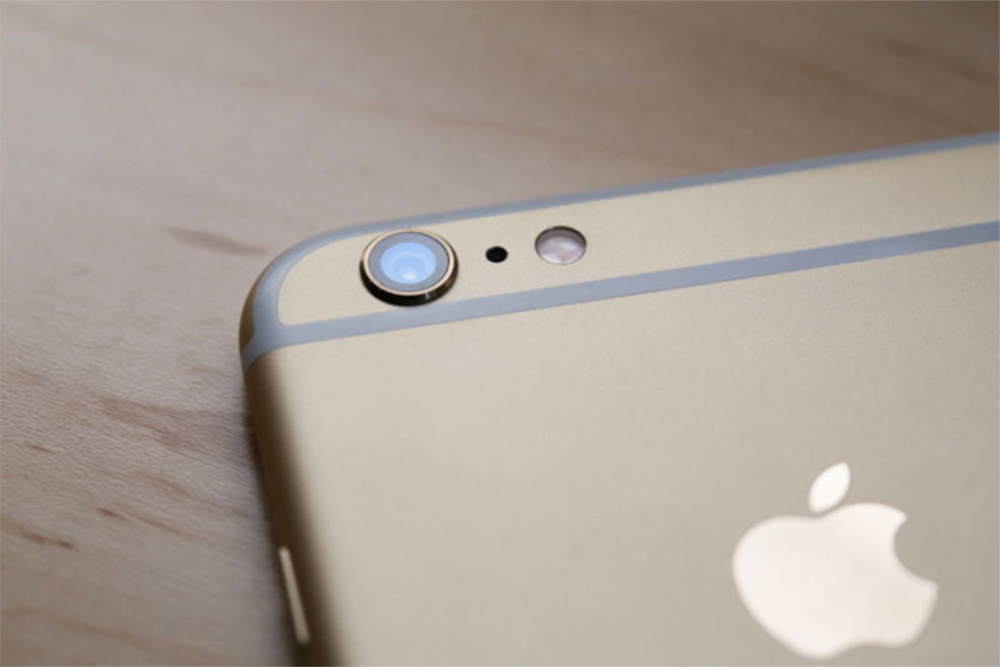 Đèn flash LED trên iPhone có thể được sử dụng để thông báo đến bạn - Ảnh: AFP
