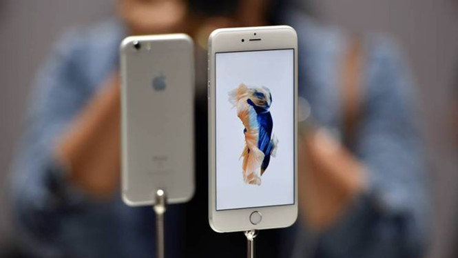 iPhone 7S được cho là sẽ là chiếc iPhone đầu tiên dùng màn hình OLED - Ảnh minh họa AFP