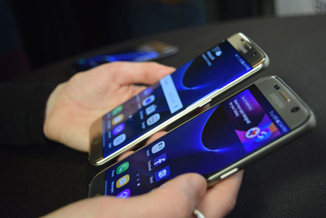 Galaxy S7 mới của Samsung có thể mang đến một cái nhìn về superphone chạy Android tương lai - Ảnh: AFP