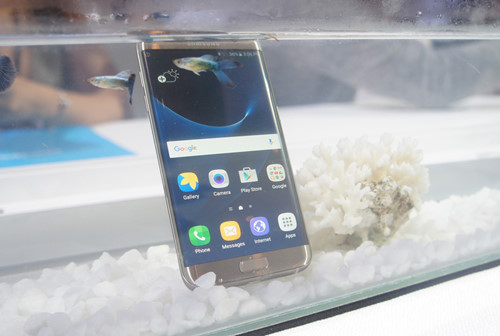 Galaxy S7 trình diễn khả năng “lội nước” tại Việt Nam - Ảnh: T. Luân