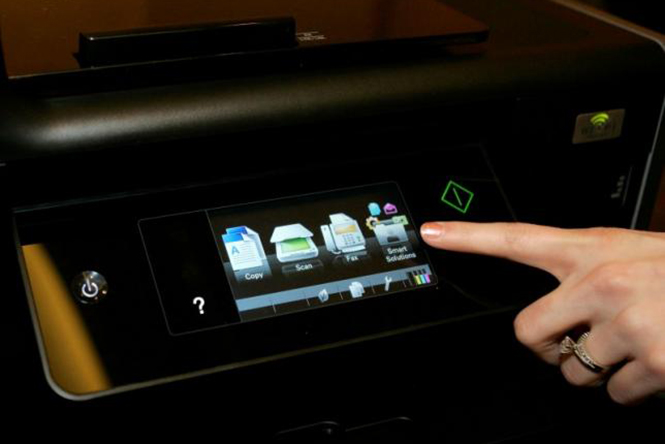 Một máy in màu kết hợp vật liệu in đặc biệt có thể giúp tạo ra vân tay giả dễ dàng - Ảnh: Reuters
