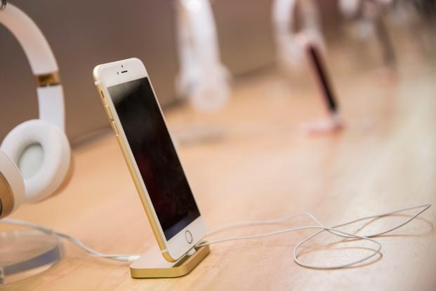 Apple được cho là đang phát triển thế hệ iPhone hoàn toàn mới với kích thước lớn hơn - Ảnh: AFP
