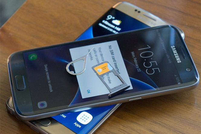Khe cắm thẻ microSD của Galaxy S7 đóng vai trò như là khe SIM thứ hai - Ảnh: AFP