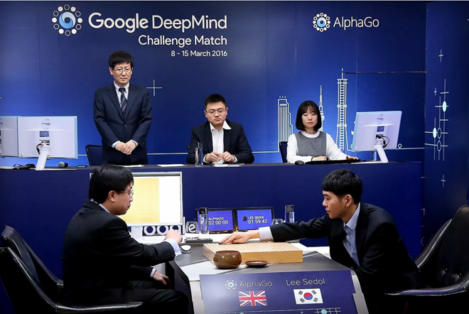 Lee Se-dol (phải) đấu cờ vây với phần mềm của Google - Ảnh chụp từ TheVerge