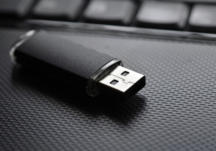 Một chiếc USB được cho là đang lưu trữ hàng ngàn dữ liệu của thành viên tổ chức IS vừa được tiết lộ - Ảnh: Shutterstock