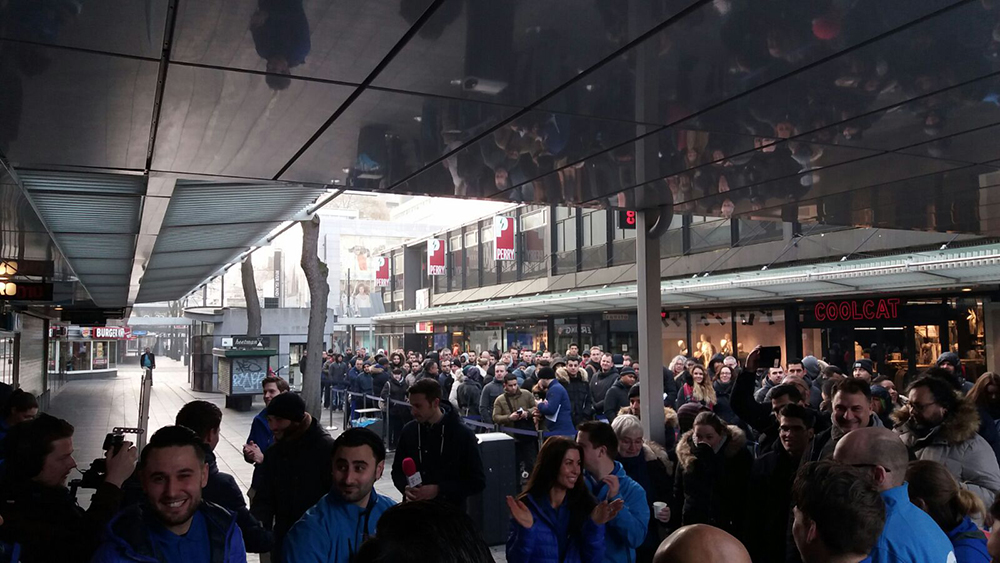 Lượng người xếp hàng đông kín trước cửa hàng T-Mobile (Hà Lan) trong ngày 11.3 - Ảnh: PhoneArena