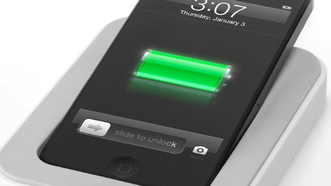 Tiết kiệm pin là vấn đề luôn được người dùng iPhone quan tâm - Ảnh: AFP