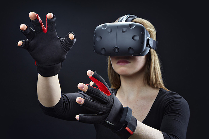 Găng tay Manus VR sẽ mang đến trải nghiêm thực tế ảo tốt hơn cho tai nghe Vive của HTC - Ảnh: Manus