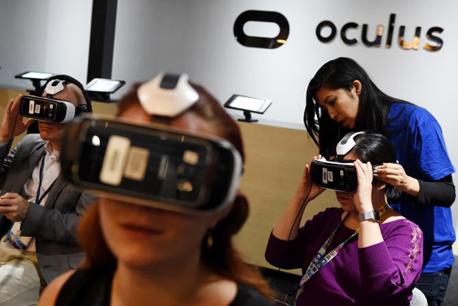 Gear VR là một tiện ích có thể giúp mọi người tự tin hơn trước đám đông - Ảnh: AFP