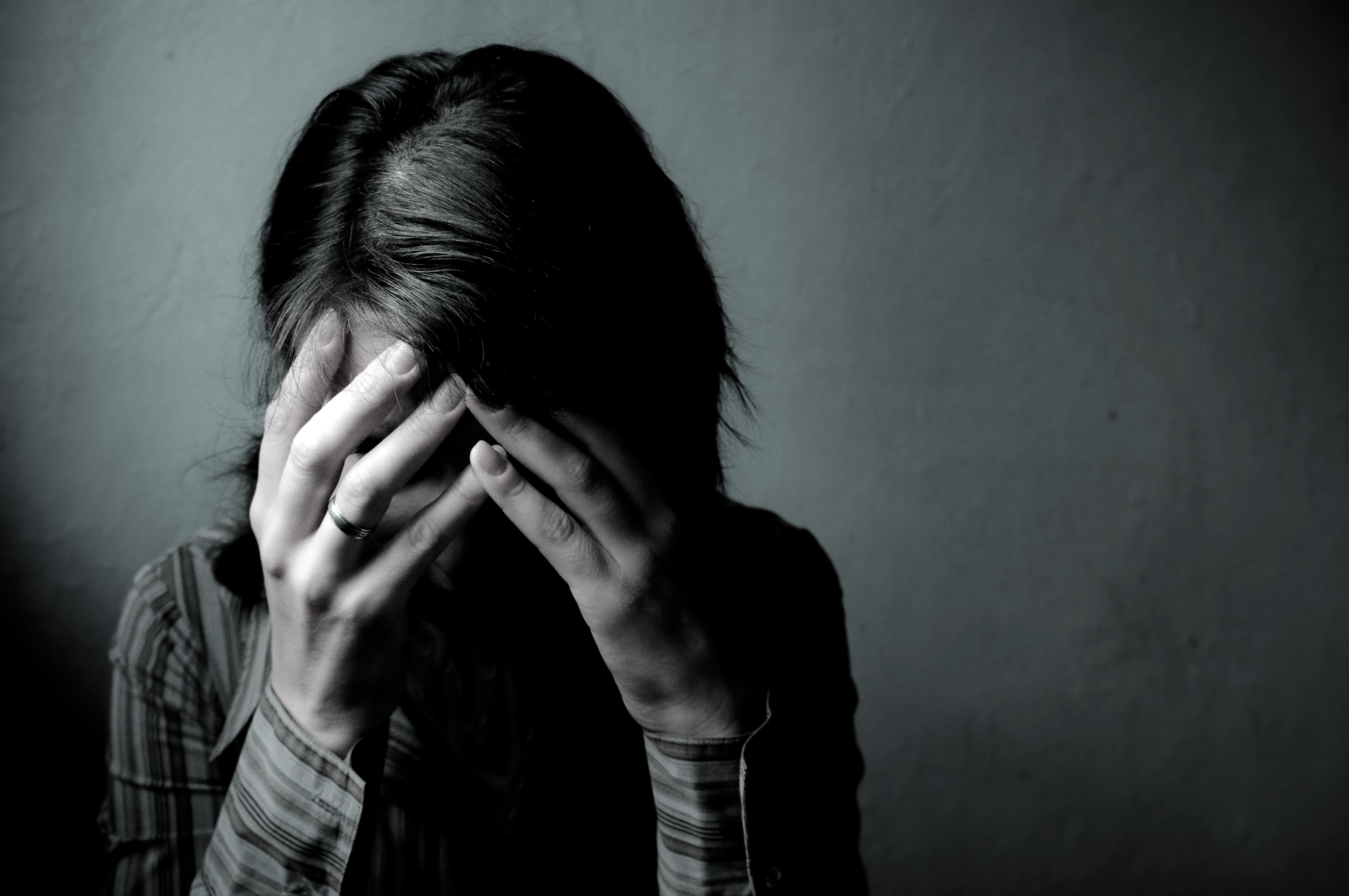 Trầm cảm ảnh hưởng nghiêm trọng đến cảm xúc của bản thân - Ảnh: Shutterstock