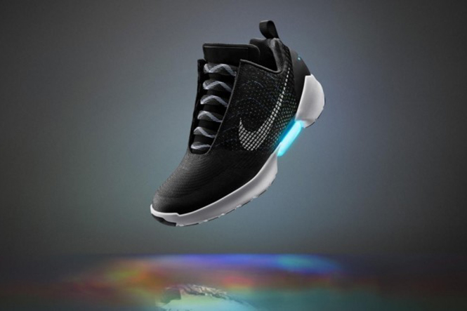 HyperAdapt 1.0 có khả năng tự động buộc dây giày - Ảnh: Nike