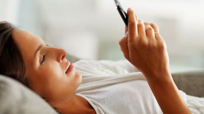 Nếu muốn giấc ngủ của mình được trọn vẹn, hãy tránh xa smartphone - Ảnh: AFP
