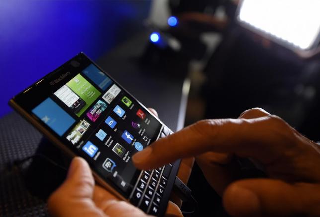 Liệu rằng, Facebook và Whatsapp có gây ra hiện tượng thiếu hụt ứng dụng trên BlackBerry OS? - Ảnh: Reuters