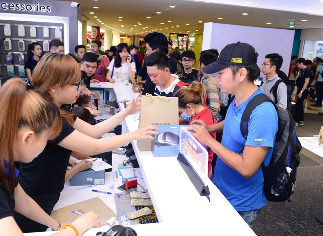 Đông đảo người dùng mua Galaxy S7 trong ngày mở bán đầu tiên tại Việt Nam - Ảnh: T.Luân