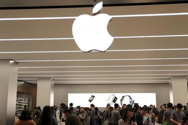 Apple đang có nhiều động thái đầu tư vào thị trường Việt Nam - Ảnh: Reuters