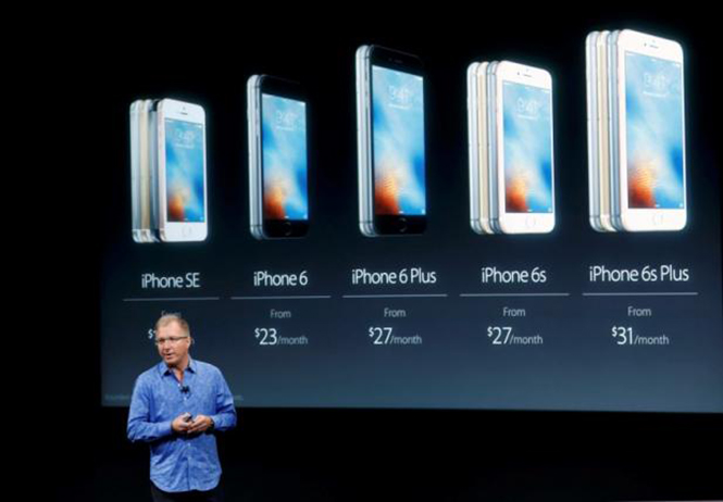 iPhone 5S đã bị khai tử để thay bằng iPhone SE, nhưng thiết kế lại chẳng khác gì nhau - Ảnh: Reuters