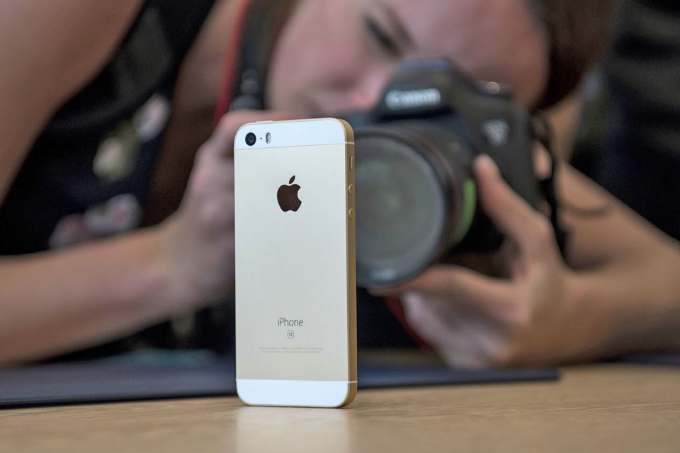 Nhiều khả năng iPhone SE hàng chính hãng sẽ được bán tại Việt Nam vào cuối tháng 4 - Ảnh: AFP