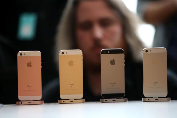 iPhone SE sẽ là một đòn đánh hiểm của Apple - Ảnh: AFP
