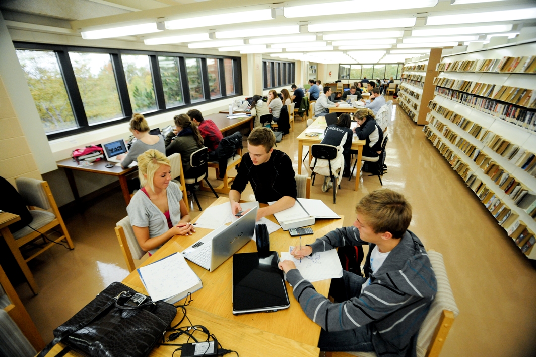 Sinh viên sử dụng laptop tại thư viện trường - Ảnh: Shutterstock