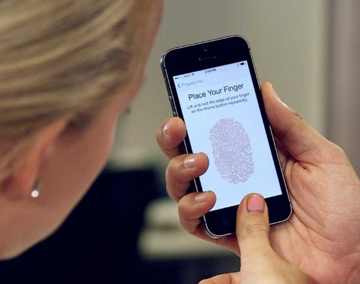 Cảm biến vân tay Touch ID trên iPhone SE chỉ tương đương iPhone 5S - Ảnh: Apple