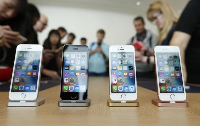iPhone SE hiện đang là mẫu iPhone mới nhất của Apple - Ảnh: Reuters