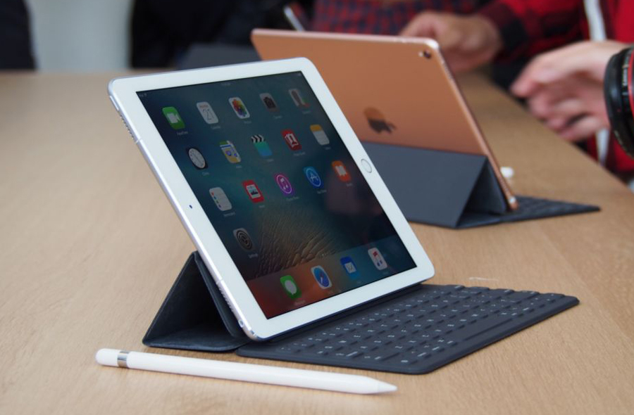 iPad Pro 9,7 inch khi gắn kèm với phụ kiện bàn phím có thể biến thành một chiếc laptop nhỏ gọn - Ảnh: AFP
