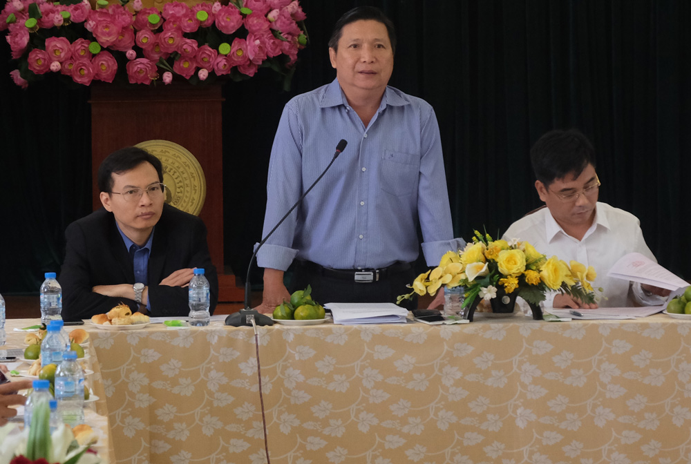 Ông Lê Hoàng Minh (đứng) phát biểu tại cuộc họp - Ảnh: T.Luân