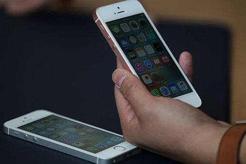 iPhone SE là mẫu smartphone mới của Apple - Ảnh: AFP