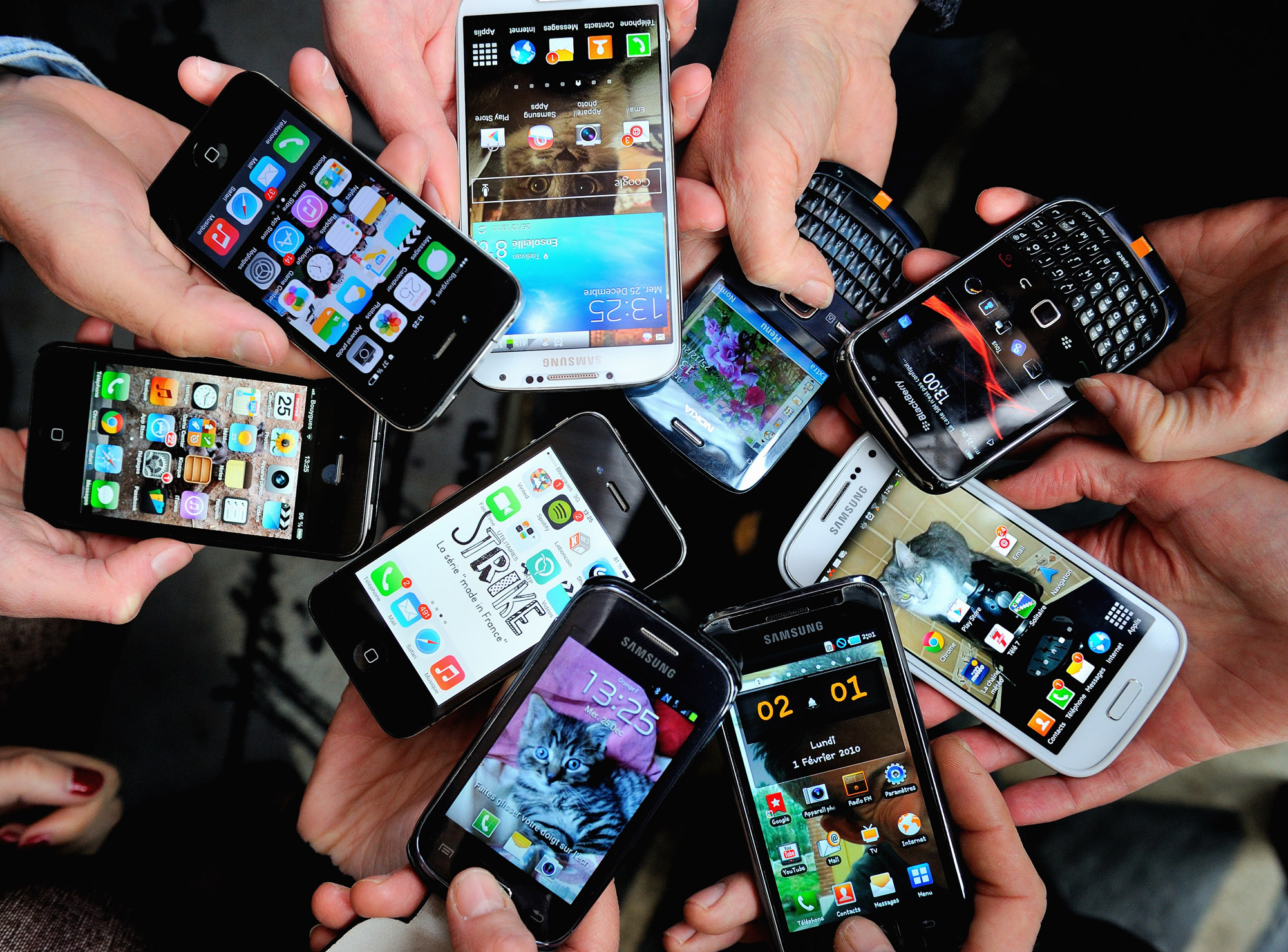 Hiện nay nhiều mẫu smartphone cao cấp đã được trang bị tấm nền màn hình AMOLED - Ảnh: AFP