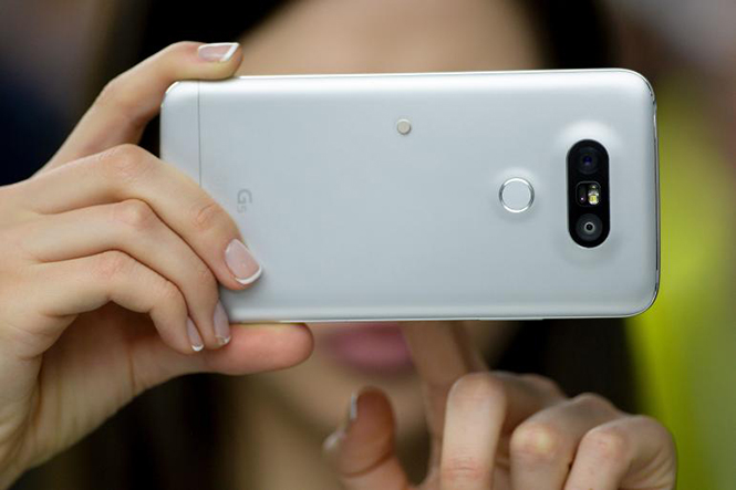 LG G5 sở hữu nhiều tính năng sáng giá mà bạn có thể khai thác dễ dàng - Ảnh: AFP