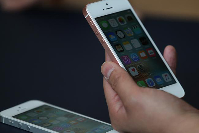 Thiếu 3D Touch khiến nhiều người dùng iPhone SE thất vọng - Ảnh: AFP