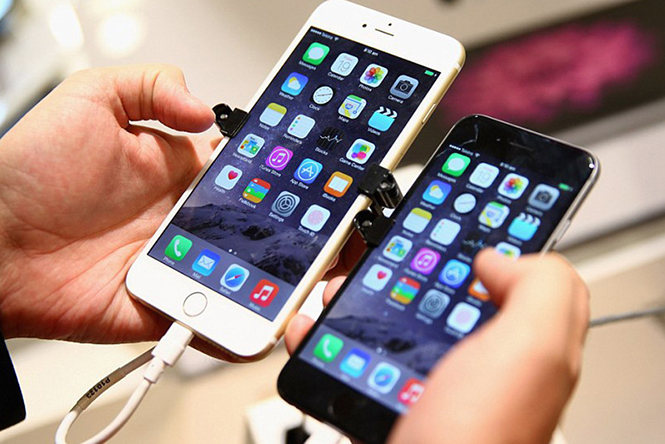 Khi chọn mua iPhone, bộ nhớ trong luôn là yếu tố được người dùng quan tâm - Ảnh: AFP
