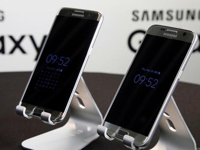 Galaxy S7 và S7 edge là những smartphone đầu tiên trang bị tính năng AOD tiên tiến - Ảnh: AFP