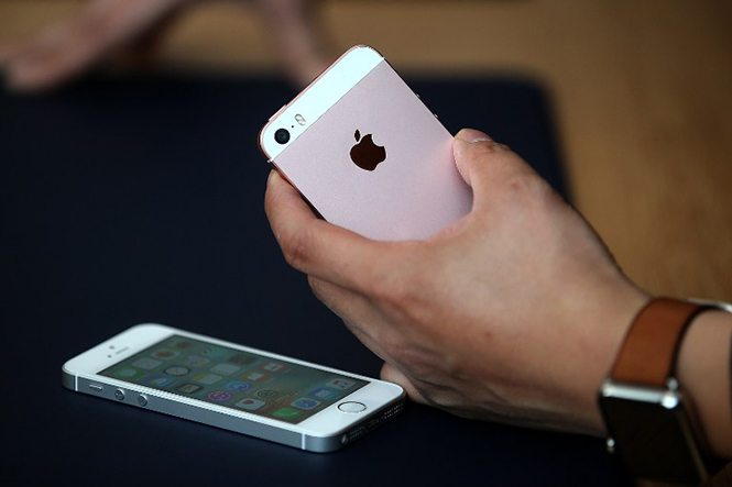 iPhone SE 16 GB màu hồng đang được bán tại Việt Nam với giá khởi điểm 10,96 triệu đồng - Ảnh : AFP