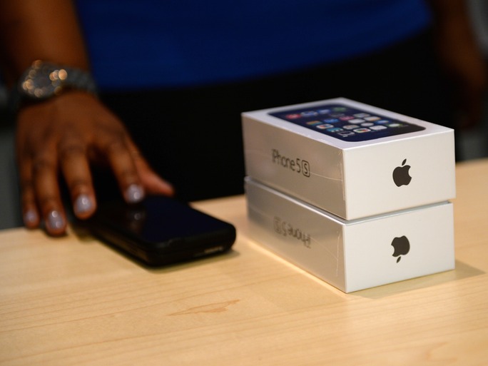 iPhone SE đã bắt đầu được bán ra ở một số thị trường - Ảnh: AFP