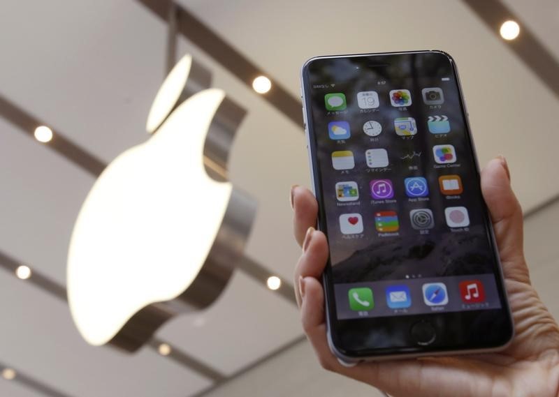 FBI vừa đồng ý hỗ trợ bẻ khóa một chiếc iPhone 6 để phục vụ điều tra - Ảnh: AFP