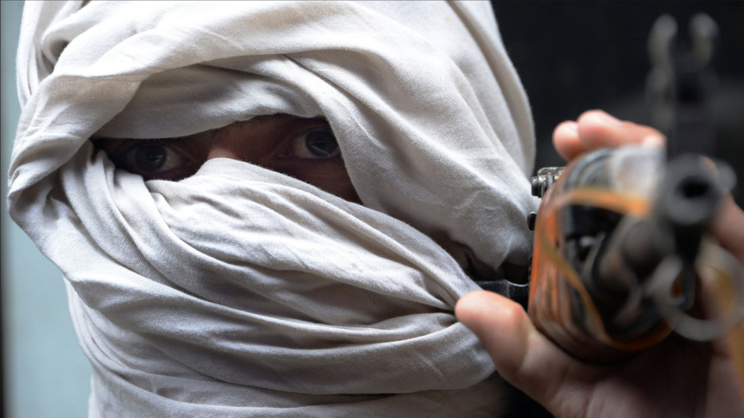 Hình ảnh cựu chiến binh Taliban mang vũ khí giao nộp trong buổi lễ hòa bình Jalalabad - Ảnh AFP