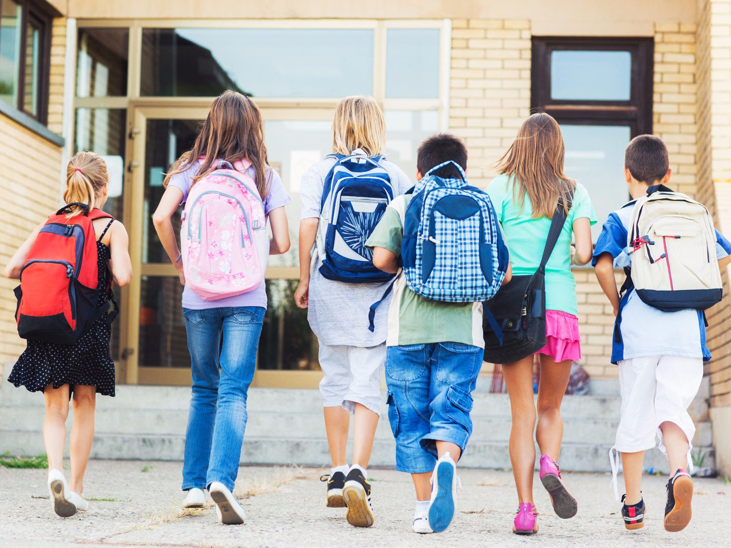 Trẻ em tới trường không chỉ để tiếp thu kiến thức - Ảnh: Shutterstock