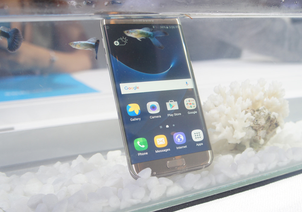 Galaxy S7 edge có thể ngâm mình trong bể nước một thời gian dài - Ảnh: T.Luân