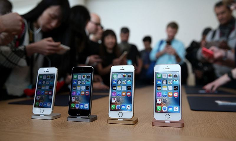 iPhone SE có thiết kế như iPhone 5S, nhưng có thêm phiên bản màu hồng - Ảnh: AFP