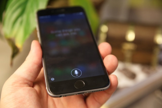 Một lỗi mới vừa được phát hiện bằng việc sử dụng Siri để xâm nhập dữ liệu có trên iPhone - Ảnh: AFP