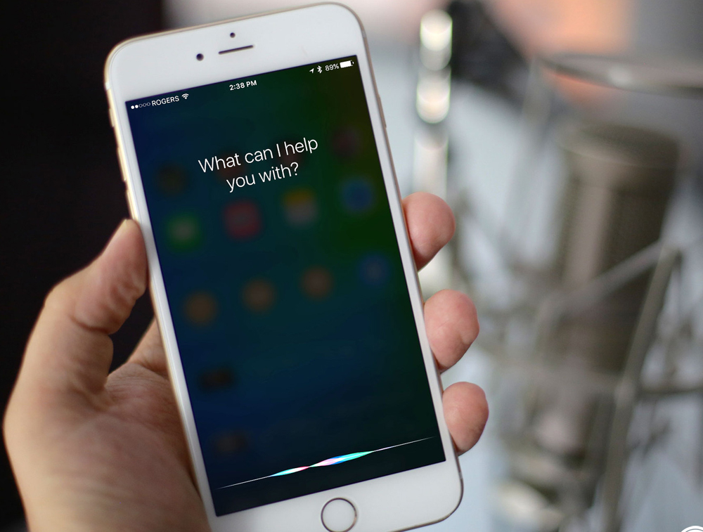 Apple đã khắc phục lỗi lợi dụng Siri để xâm nhập vào máy iPhone - Ảnh: AFP