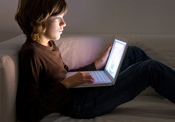 Cần cảnh giác khi trẻ tiếp xúc với môi trường internet quá sớm - Ảnh: Shutterstock 