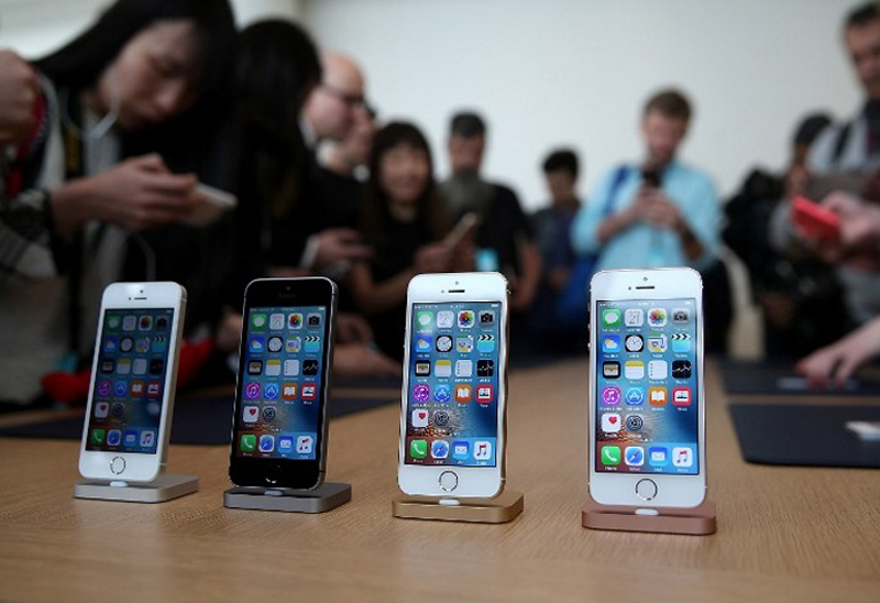 iPhone SE là mẫu smartphone dùng màn hình 4 inch mới của Apple - Ảnh: AFP