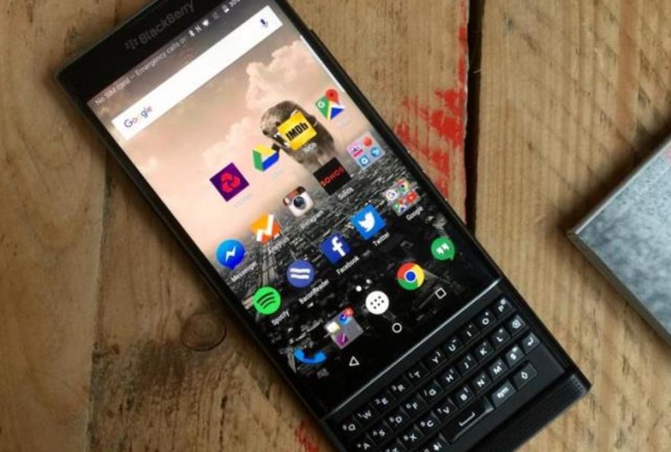 BlackBerry Priv là mẫu smartphone chạy Android đầu tiên của BlackBerry - Ảnh: AFP
