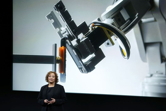 Robot Liam chuyên đảm nhận tháo dỡ iPhone được Apple giới thiệu hôm 21.3 qua - Ảnh: AFP