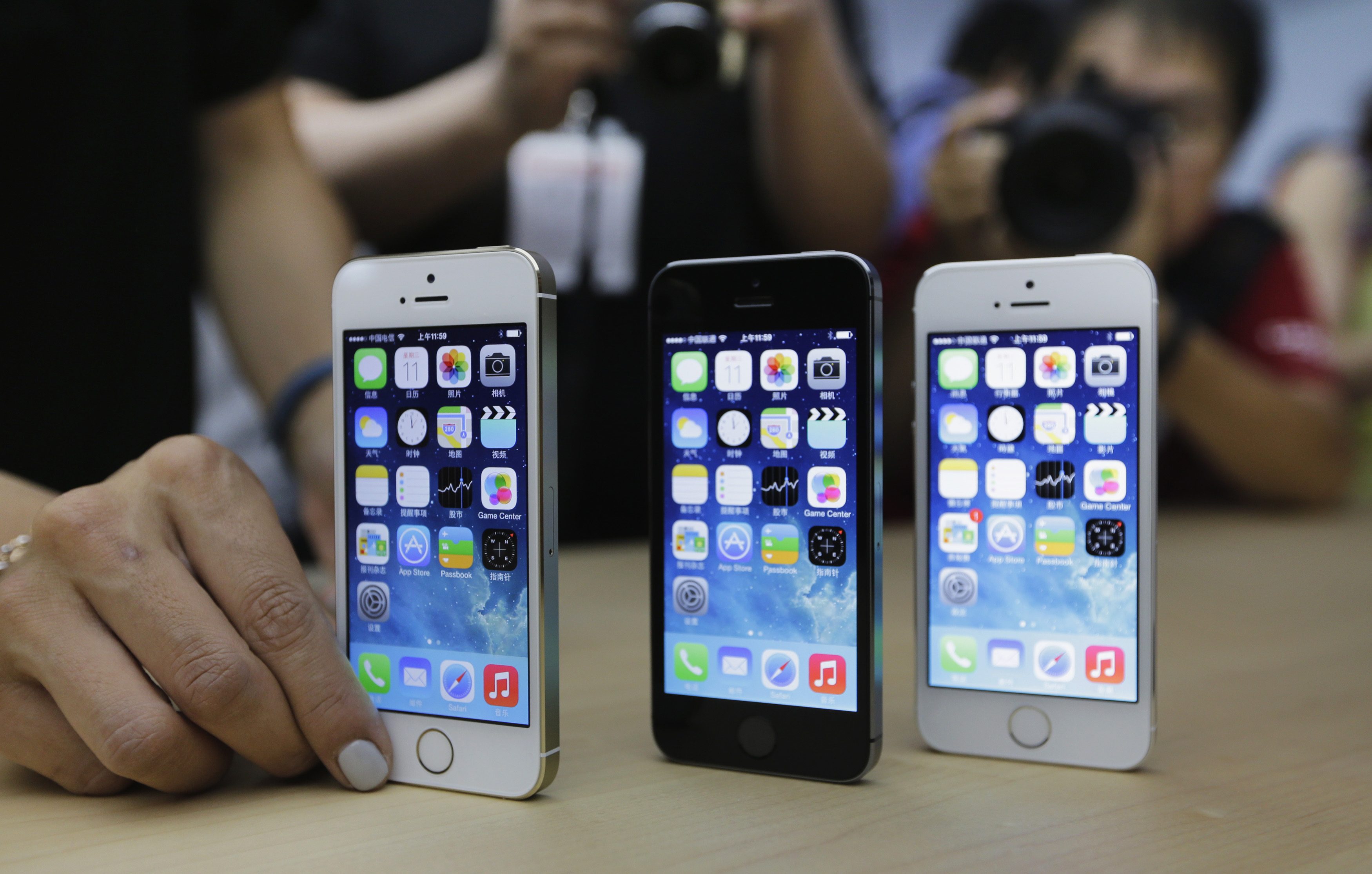 iPhone 5S có thiết kế như chiếc iPhone SE - Ảnh: AFP