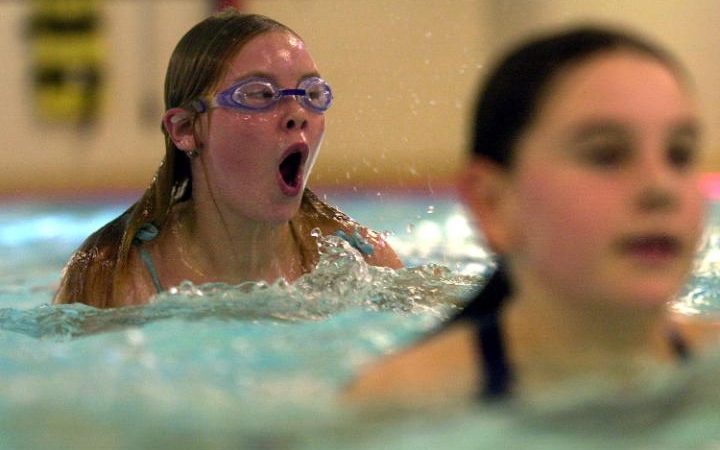 Bơi lội có thể giúp trẻ nâng cao nhận thức và khả năng học tập - Ảnh: Reuters