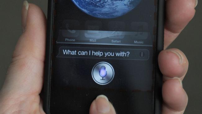 Siri lần đầu tiên xuất hiện khi iPhone 4S ra mắt vào năm 2011 - Ảnh: AFP